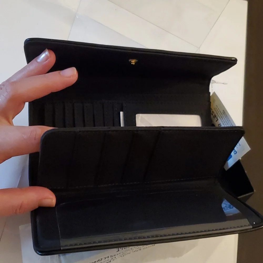New in box authentic women's Tommy Hilfiger leather wallet